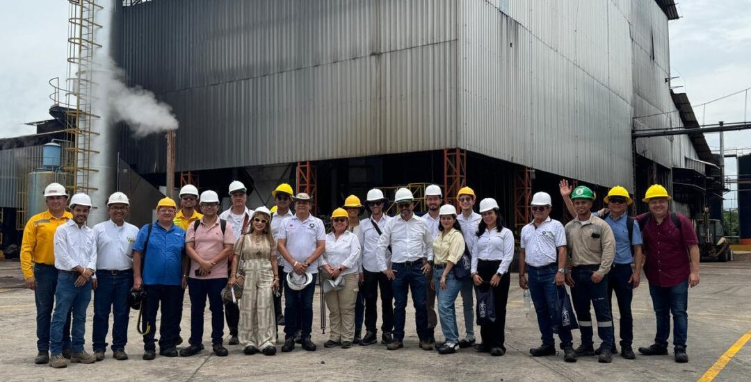 1 FOTO DE ASISTENTES A VISITA A GREMCA QUE VUELA CON SAF POR UN CIELO MÁS LIMPIO