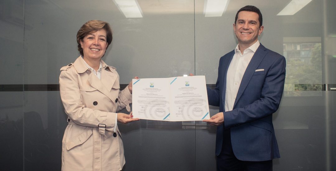 Adriana Alonso_directora regional icontec y Juan Camilo Pineda_ director de operaciones Grupo Familia