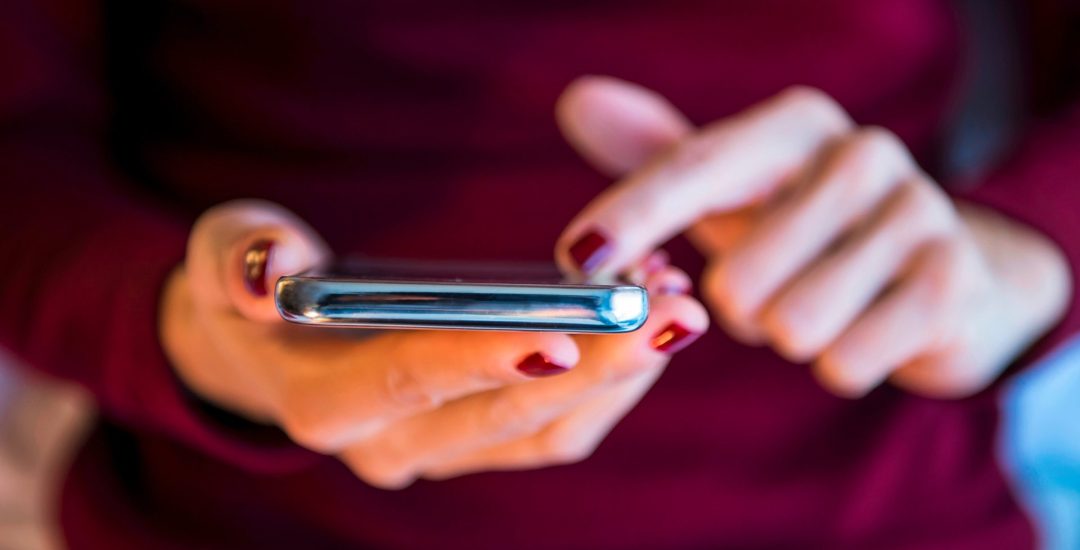 Business_woman_using_smart_phone
