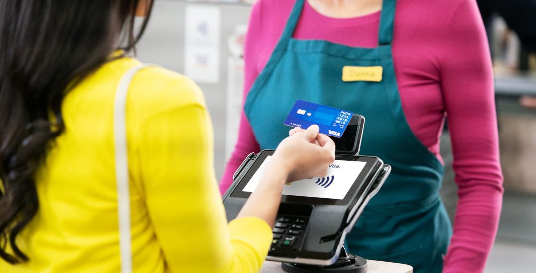 ContactlessCard_WomanGrocery_1
