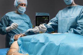 FREEPIK-diferentes-medicos-que-realizan-un-procedimiento-quirurgico-en-un-paciente