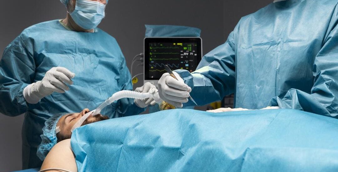 FREEPIK-diferentes-medicos-que-realizan-un-procedimiento-quirurgico-en-un-paciente