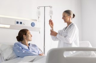 FREEPIK-doctor-checking