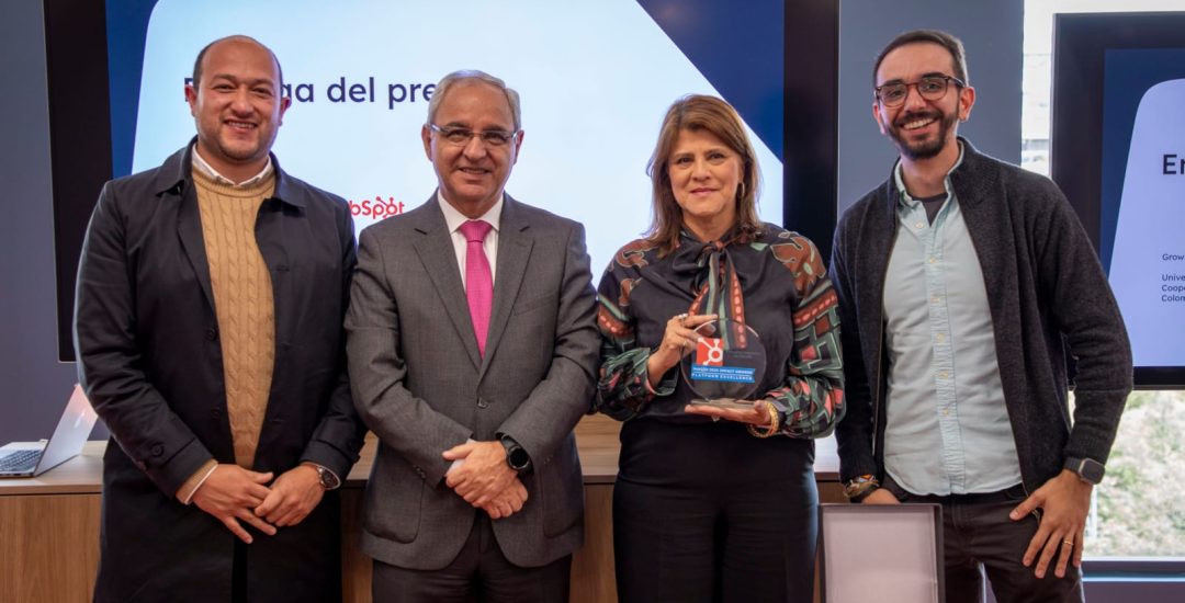 Foto 1_UCC RECIBE RECONOCIMIENTO DE HUBSPOT_Cuarto puesto