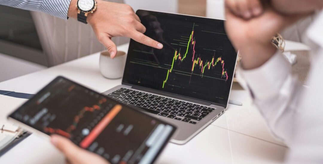 Foto de AlphaTradeZone de Pexels: https://www.pexels.com/es-es/foto/mano-ordenador-portatil-pantalla-adentro-5784808/