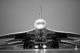 Le Concorde Air France tracté sur la piste_©Collection Musée Air France.jpg