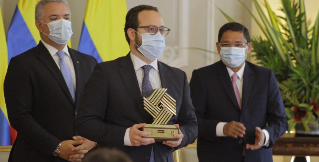 Secretario de Desarrollo Económico Ricardo Plata Sarabia recibe el Premio Alta Gerencia - Todos Somos Barranquilla (empleabilidad migrante)