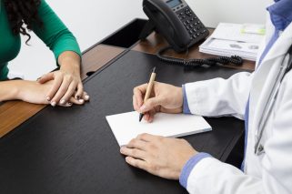 cerrar-el-doctor-escribiendo-una-receta