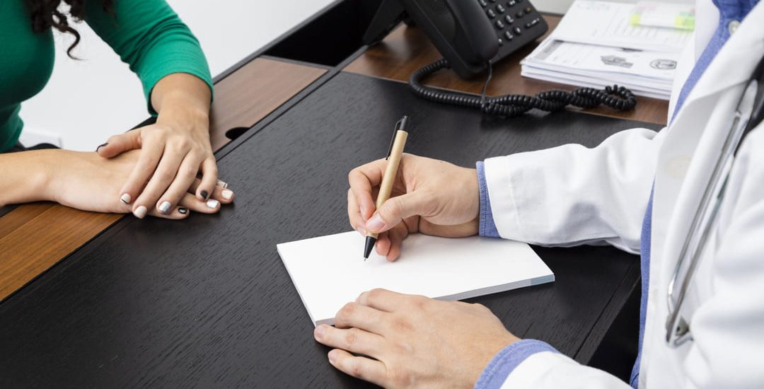 cerrar-el-doctor-escribiendo-una-receta