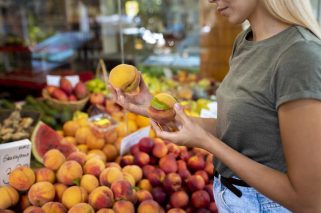 cerrar-mujer-sosteniendo-frutas