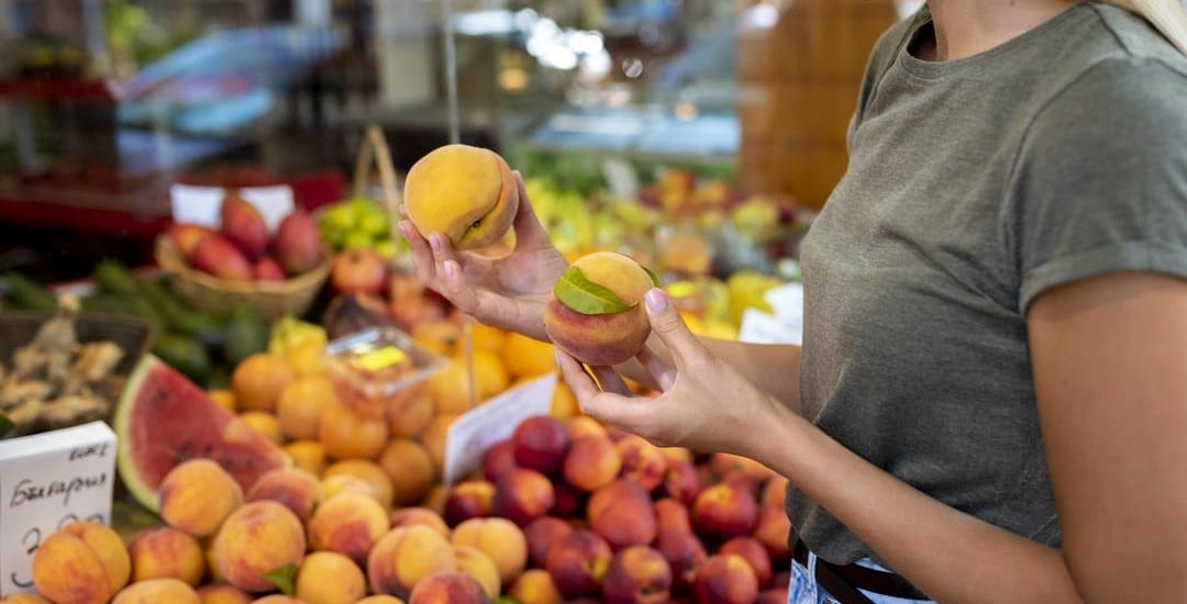 cerrar-mujer-sosteniendo-frutas