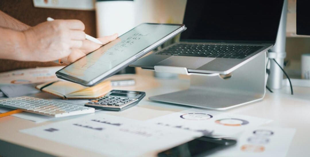 dian-orden-finanzas-calculadora-unsplash-fgNgbnMdgBM