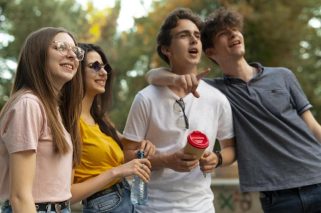 grupo-de-amigos-pasar-tiempo-juntos-al-aire-libre-en-el-parque