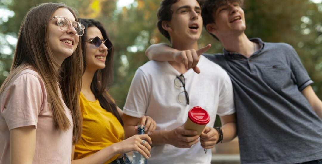 grupo-de-amigos-pasar-tiempo-juntos-al-aire-libre-en-el-parque