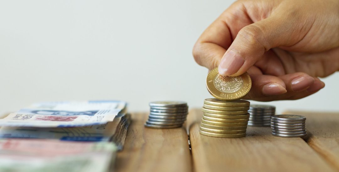 hand-holding-mexican-coin