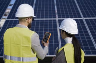 ingenieros-ambientales-de-tiro-medio-trabajando
