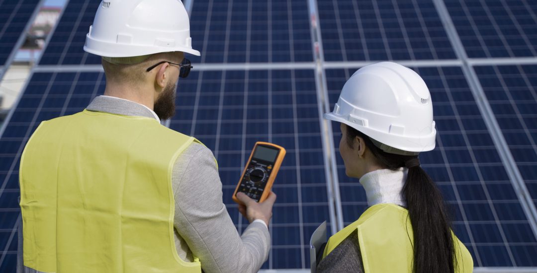 ingenieros-ambientales-de-tiro-medio-trabajando