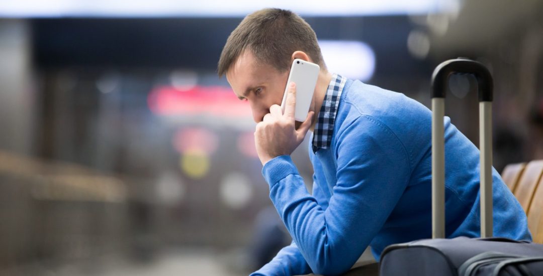 joven-telefono-aeropuerto