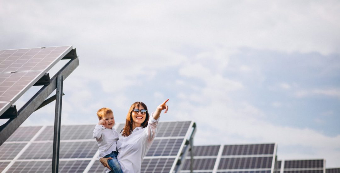 madre-su-pequeno-hijo-paneles-solares