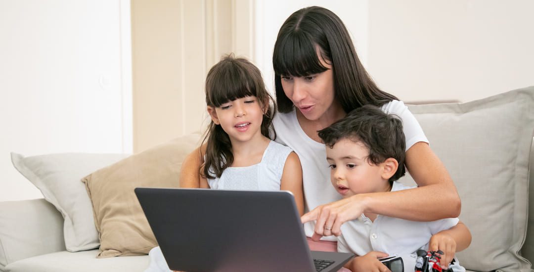 mama-emocionada-alegre-abrazando-ninos-felices-apuntando-pantalla-portatil-familia-sentada-sofa-casa-viendo-pelicula (2)