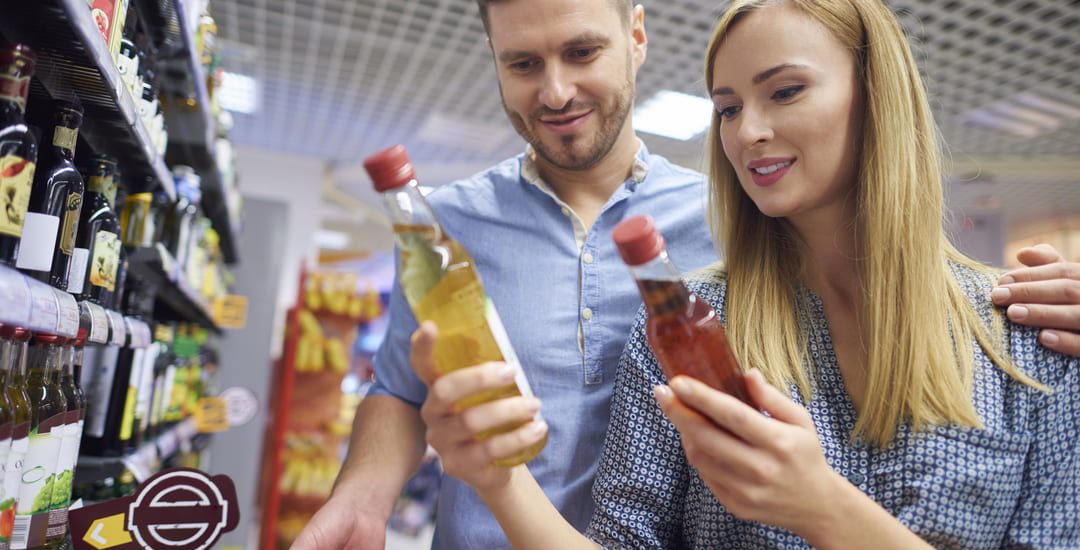 mujer-eligiendo-un-producto-mejor-y-mas-barato