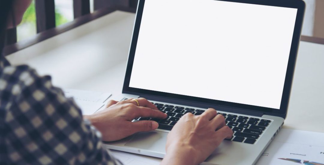 mujer-negocios-que-trabajan-computadora-portatil