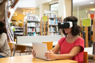 mujer-usando-simulador-de-realidad-virtual-en-la-biblioteca