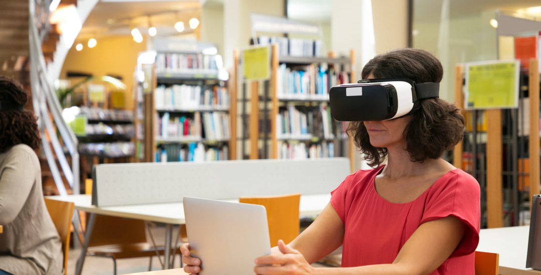 mujer-usando-simulador-de-realidad-virtual-en-la-biblioteca