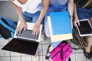 mujeres-de-cultivos-estudiando-en-la-calle
