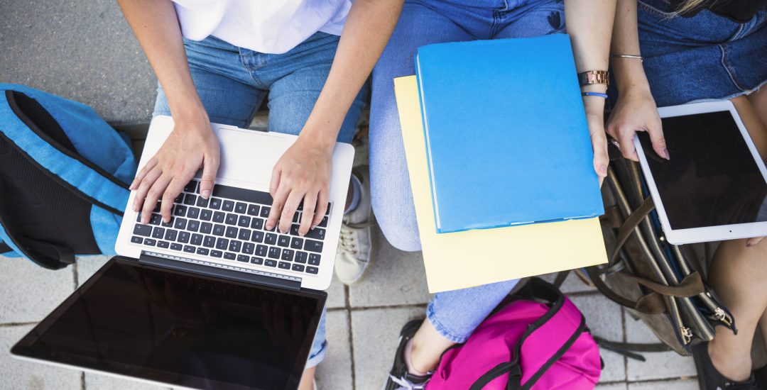 mujeres-de-cultivos-estudiando-en-la-calle