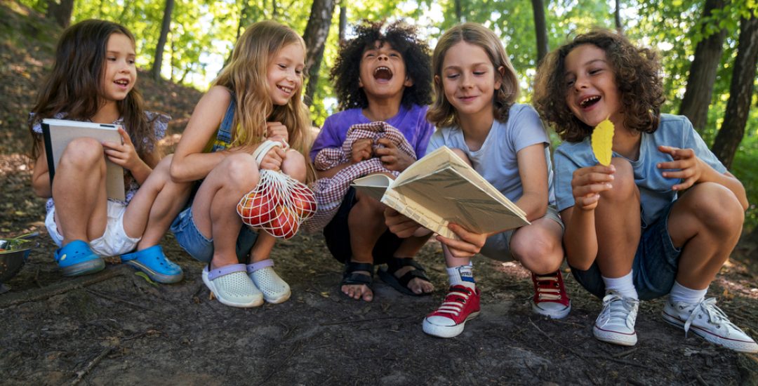 ninos-sonrientes-de-tiro-completo-en-el-bosque