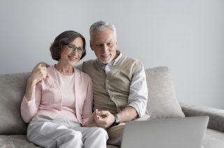 pareja-senior-de-tiro-medio-sentados-juntos