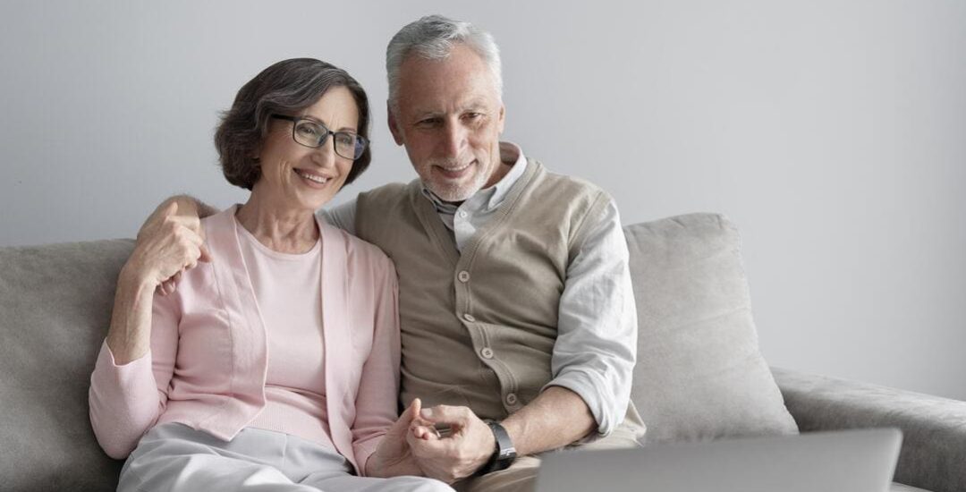 pareja-senior-de-tiro-medio-sentados-juntos