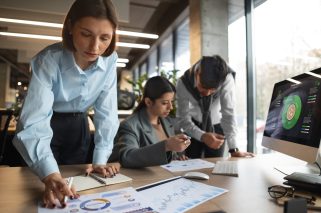 personas-analizando-y-revisando-graficos-financieros-en-la-oficina