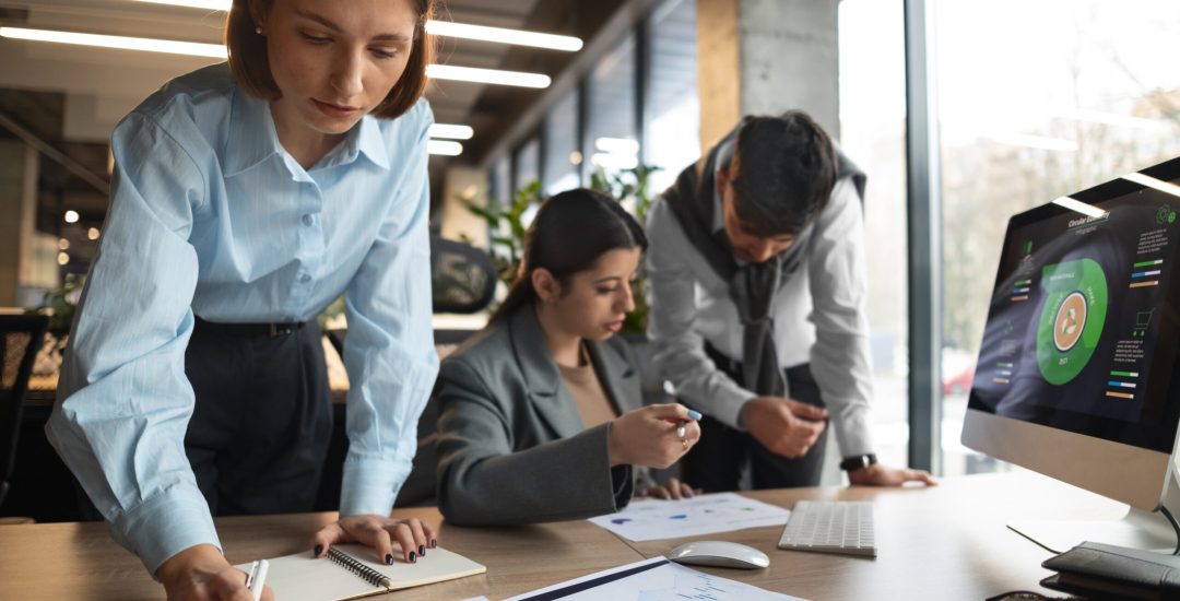 personas-analizando-y-revisando-graficos-financieros-en-la-oficina