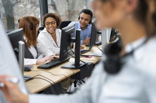 personas-que-trabajan-en-el-centro-de-llamadas (2)