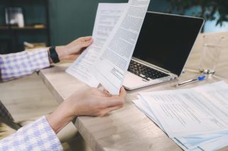 pexels-shvets-contratos y trámites