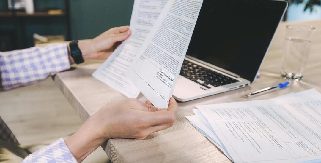 pexels-shvets-contratos y trámites