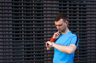 sporty-man-checks-his-pulse-city-workout (1)