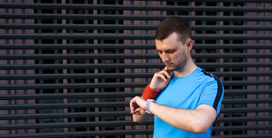 sporty-man-checks-his-pulse-city-workout (1)