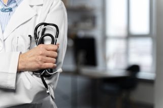vista-frontal-de-la-doctora-sosteniendo-un-estetoscopio-con-espacio-de-copia