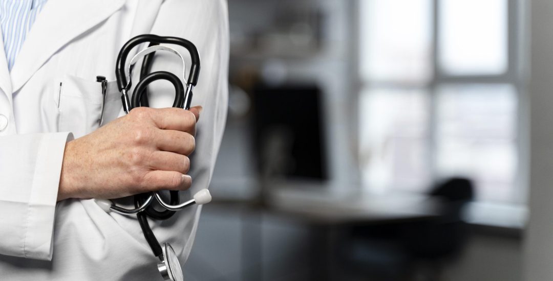 vista-frontal-de-la-doctora-sosteniendo-un-estetoscopio-con-espacio-de-copia