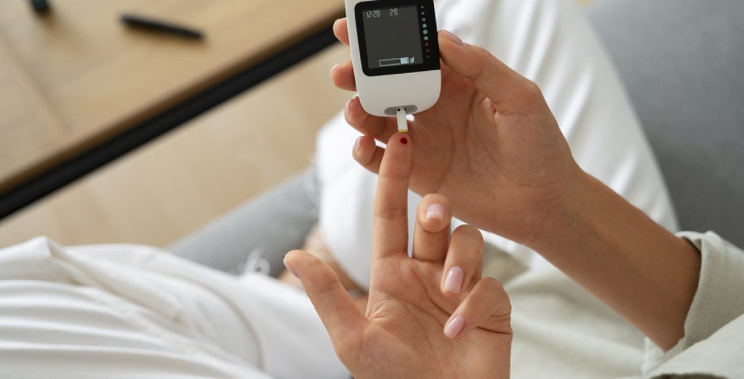 vista-superior-mujer-diabetica-comprobando-su-nivel-de-glucosa